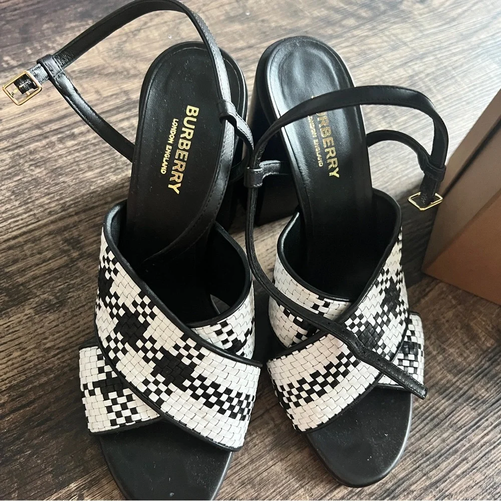 BURBERRY Checked basketweave leather sandals - Picture 6 of 14